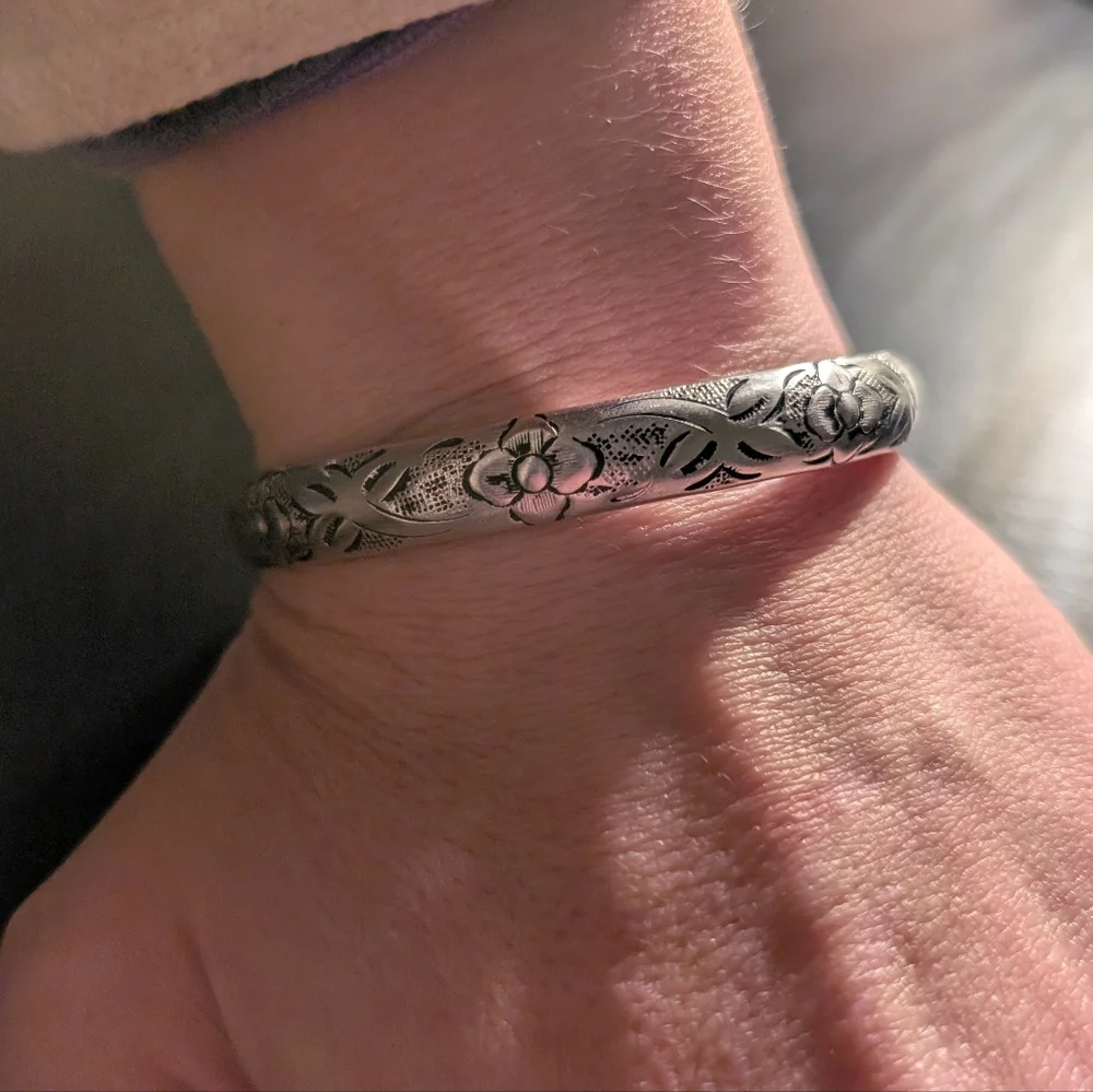 Vintage Sterling Silver Etched Flower Vine Bangle Bracelet - Picture 2 of 5
